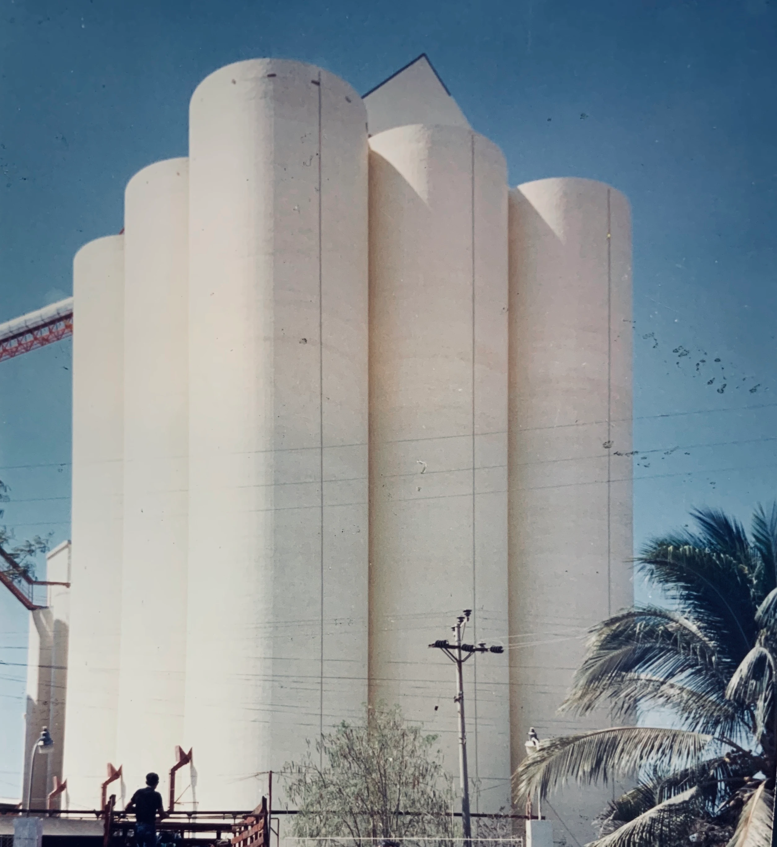 Silos de concreto—obra industrial de herencia de Narváez Hinds